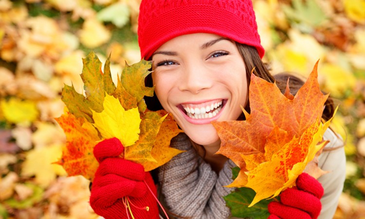 Autumn_Smile_Glance_Foliage_Winter_hat_Maple_Teeth_572616_1280x853